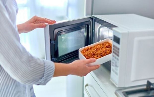 5 produktów spożywczych, które stają się niebezpieczne po odgrzaniu